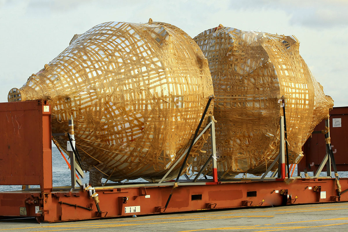 Project cargo secured on flat-rack with wooden webbing