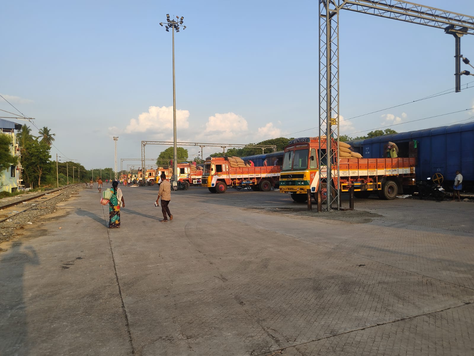 Trucks at rake-point loading at dusk